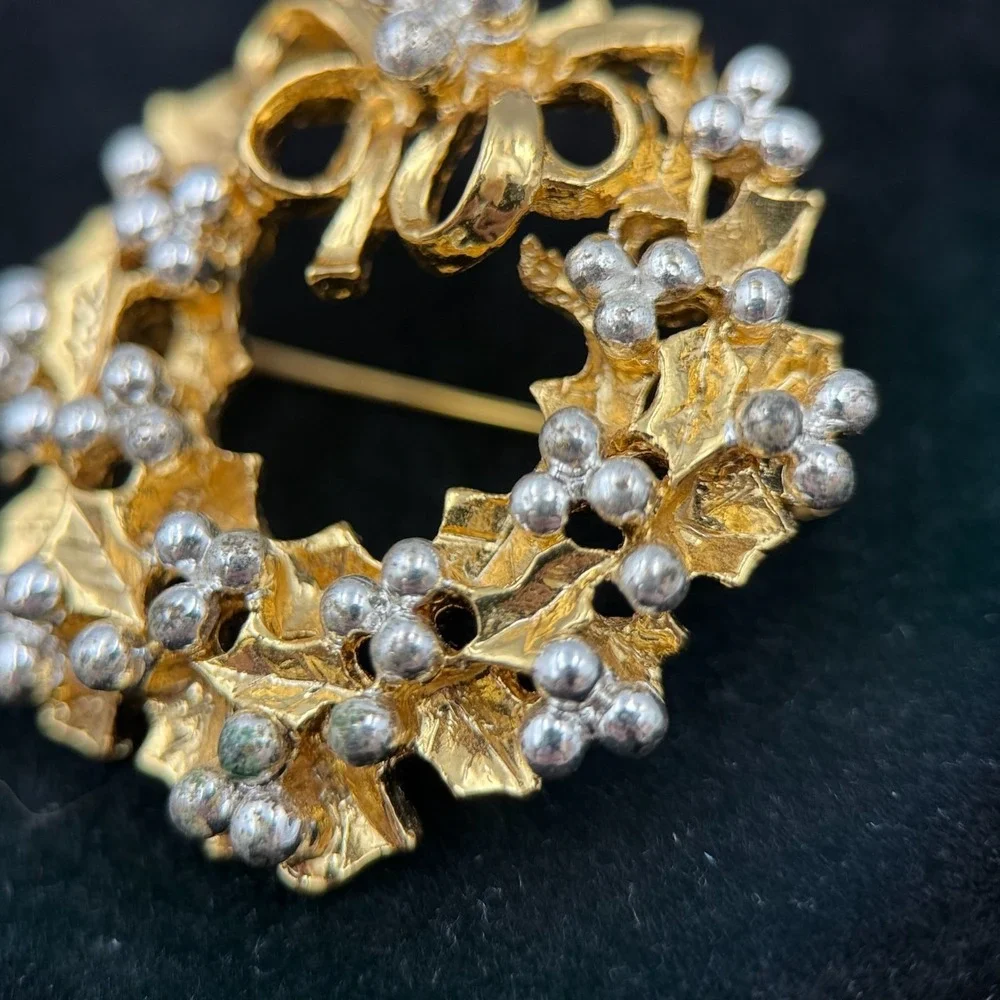 Vintage Gold-Tone Christmas Wreath Brooch Rhinestones & Bow Statement Detail Y2K